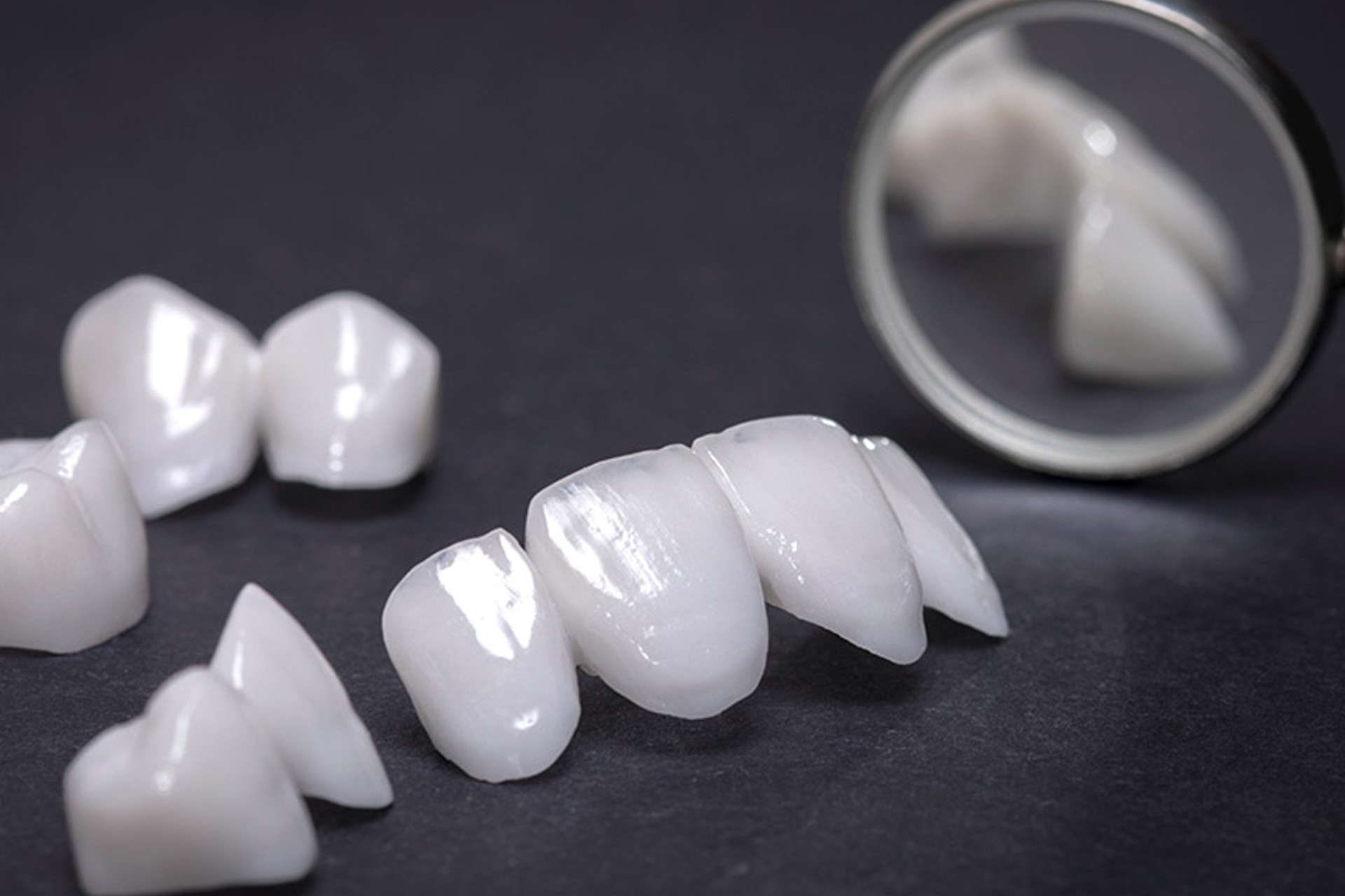 6. Prótesis fijas y removibles, coronas, puentes, prótesis parciales, completas